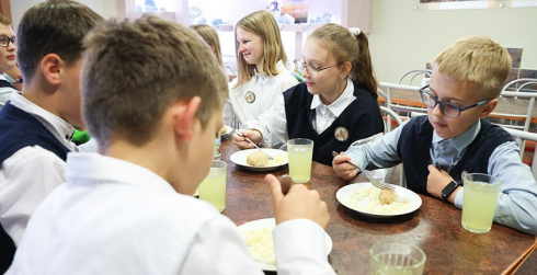 Лукашенко спросил чиновников, как выстроена система питания в школах 