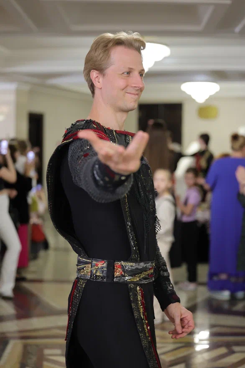 Слуцкія паясы і наміткі вучылі завязваць у Вялікім тэатры Беларусі