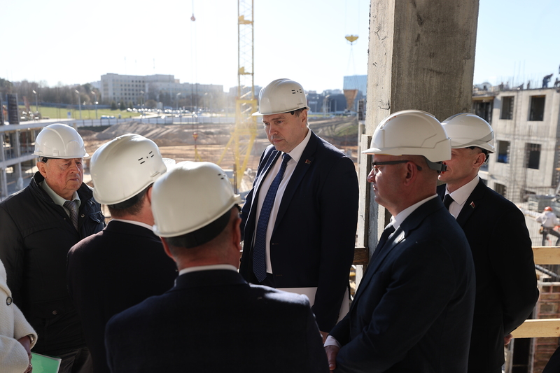 Уладзімір Каранік днямі правёў выязную нараду на будаўнічай пляцоўцы новай гарадской бальніцы ў Гродне