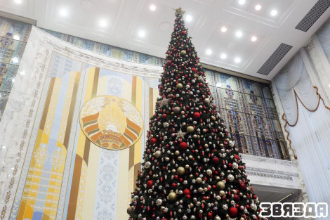 На галоўную ёлку краіны ў Палац Рэспублікі запрошаны каля 2,4 тыс. дзяцей з усіх рэгіёнаў Беларусі