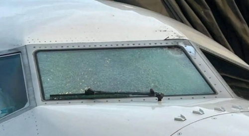 Лобовое стекло треснуло во время полета в Boeing 737 в США
