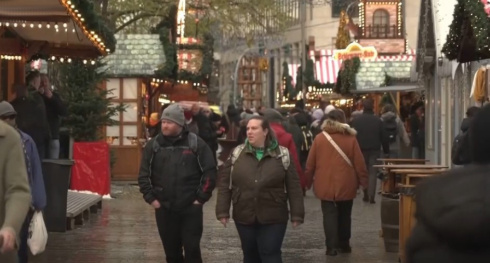 Треть жителей Германии вынуждены экономить на рождественских подарках из-за инфляции 