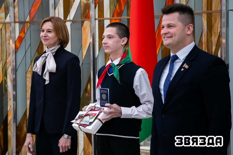 40 маладых людзей атрымалі пашпарты ад Пяткевіч і Лук'янава