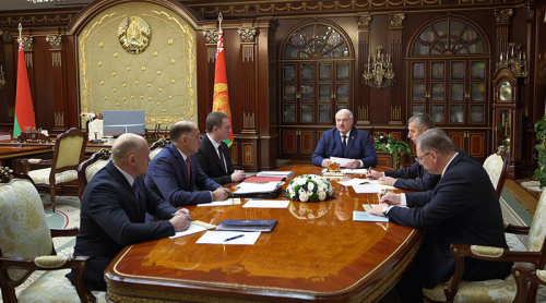 Lukashenko holds meeting to discuss international situation, relations with U.S.