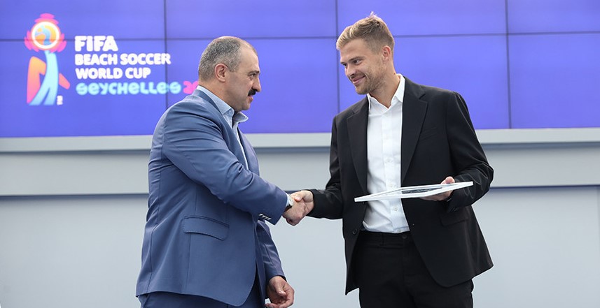 Серебряных призеров чемпионата мира по пляжному футболу чествовали в НОК Беларуси