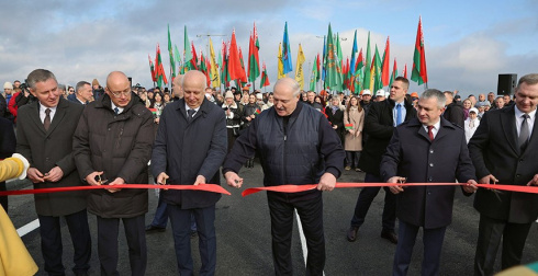 Лукашенко в Мозыре открыл обновленный мост через Припять