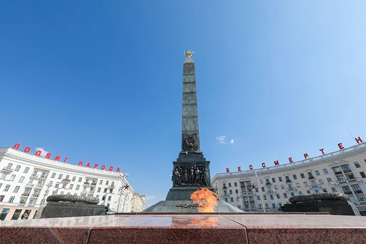 Памятаць аб героях, якія падарылі мірнае неба. Хакеісты Беларусі і Расіі ўсклалі кветкі да манумента Перамогі