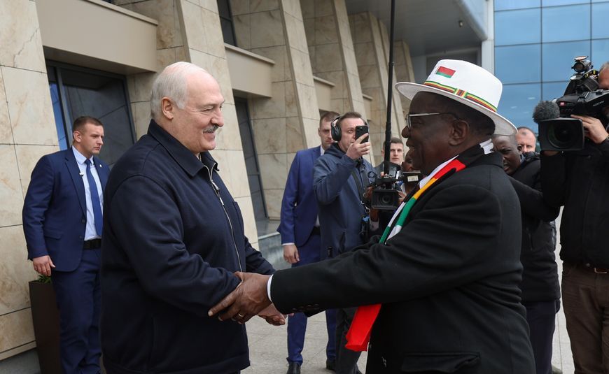 Лукашэнка праводзіў Прэзідэнта Зімбабвэ ў аэрапорце