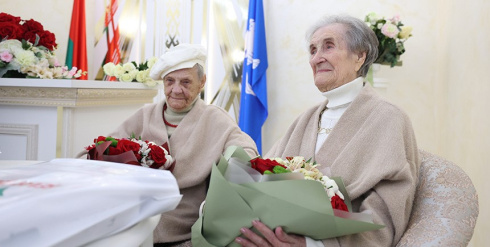 Единственные в Беларуси 100-летние сёстры-двойняшки отметили юбилей