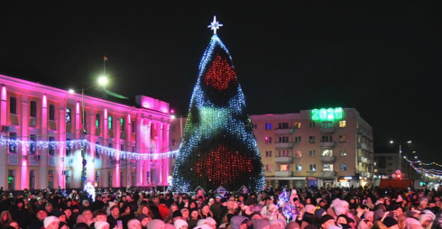 Соцсети взорвало видео с эльфом, который на пожарной лестнице зажег огни на елке в Барановичах 