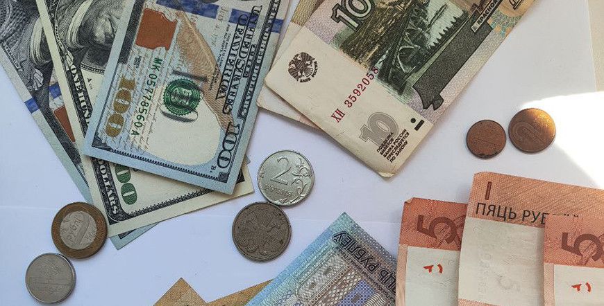 Долар і юань падаражэлі на таргах 2 ліпеня, расійскі рубель патаннеў