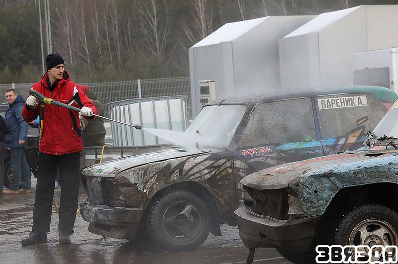 На стадыёне «Зара» ў Стайках Мінскага раёна адкрыўся сезон легендарных трэкавых гонак «Гарачы лёд»