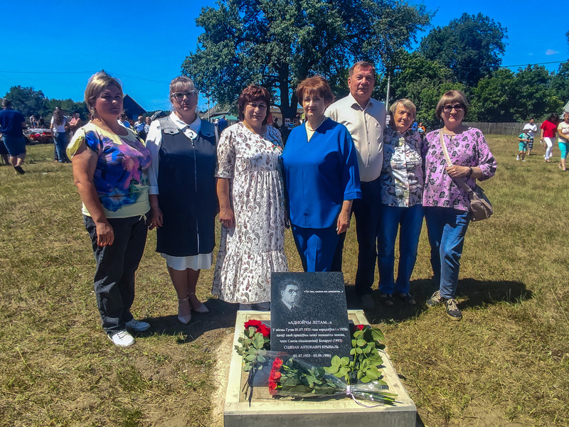 Памятны знак да 90-годдзя з дня нараджэння пісьменніка Сцяпана Крываля адкрылі на яго малой радзіме — у вёсцы Гутка Івацэвіцкага раёна