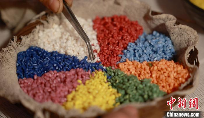 У Гуансі гатуюць пяціколерны клейкі рыс
