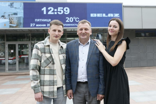«Сваю работу трэба любіць усім сэрцам». Сям’я Міхейчыкаў са славутага «БЕЛАЗа» адзначыла агульны працоўны юбілей