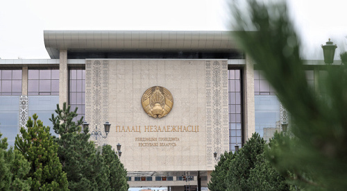 Lukashenko signs decree on employer responsibilities when hiring foreign workers 