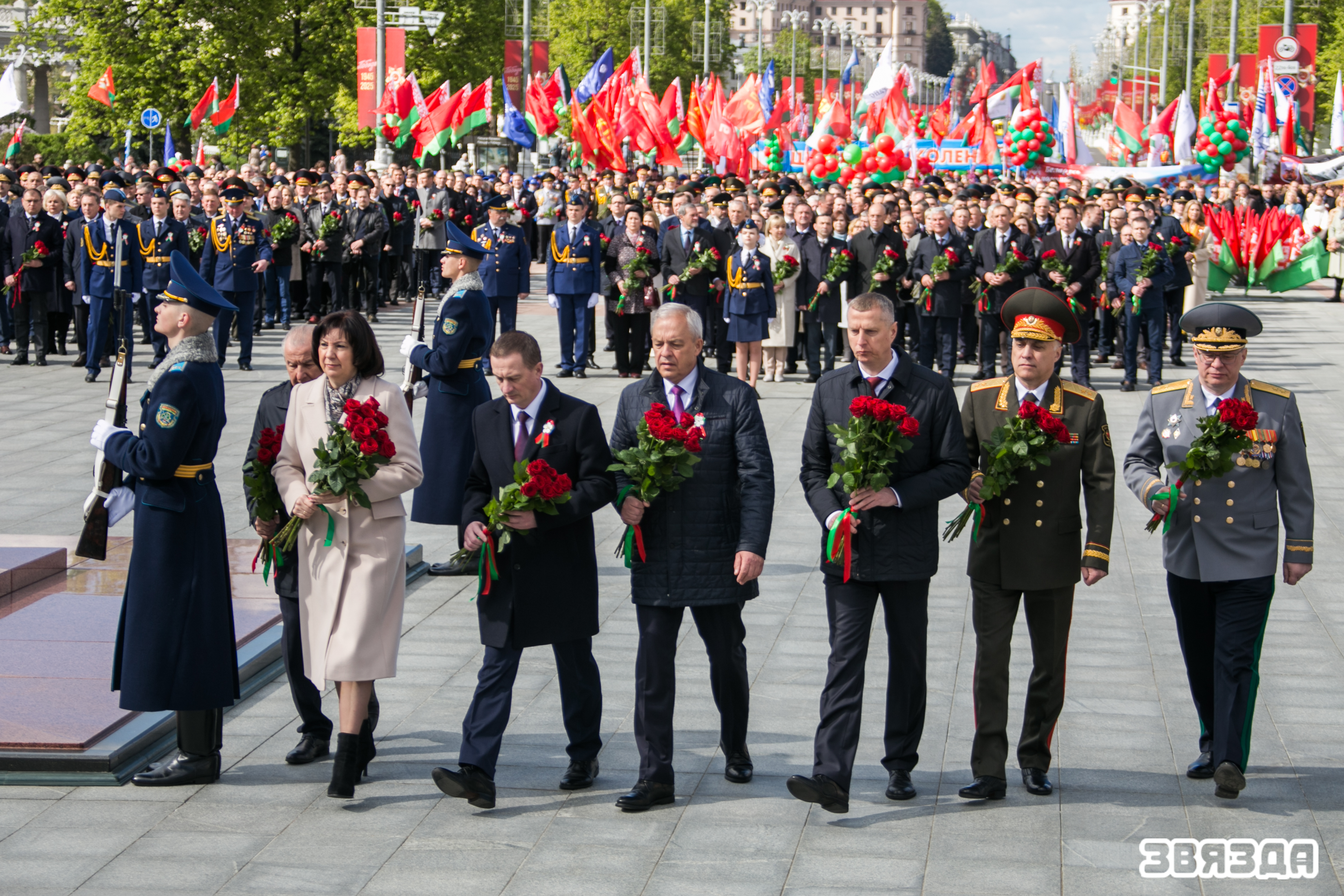 Праз 80 гадоў пад мірным небам. Мінчане і госці сталіцы ўскладаюць кветкі да манумента Перамогі