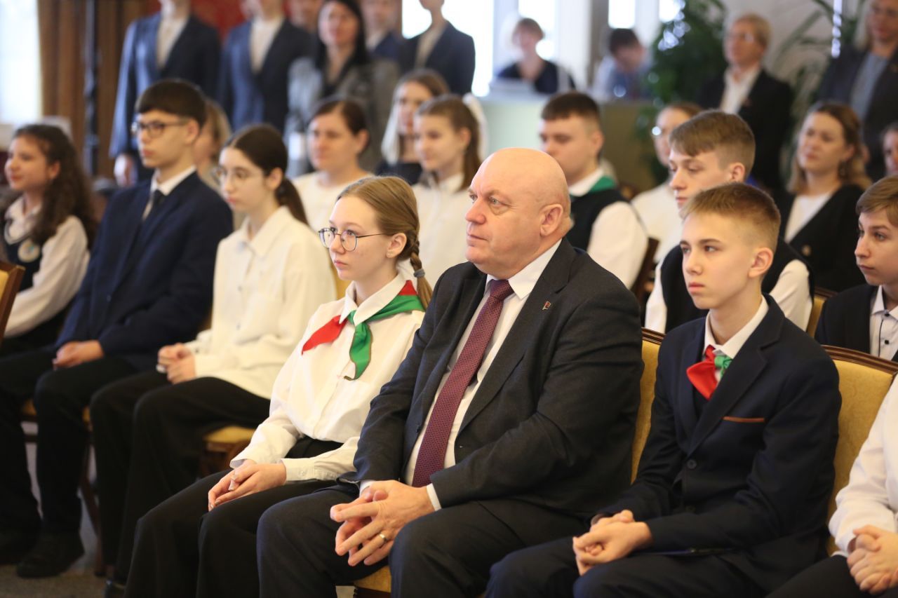 Лепшым школьнікам Міншчыны ва ўрачыстай абстаноўцы ўручылі пашпарты