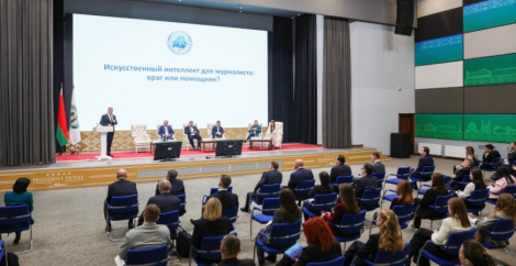 «ШІ не запраграмаваны сказаць, што чагосьці не ведае». Залескі пра падводныя камяні сучасных тэхналогій