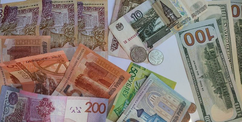 Юань падаражэў, расійскі рубель і долар патаннелі на таргах 22 красавіка