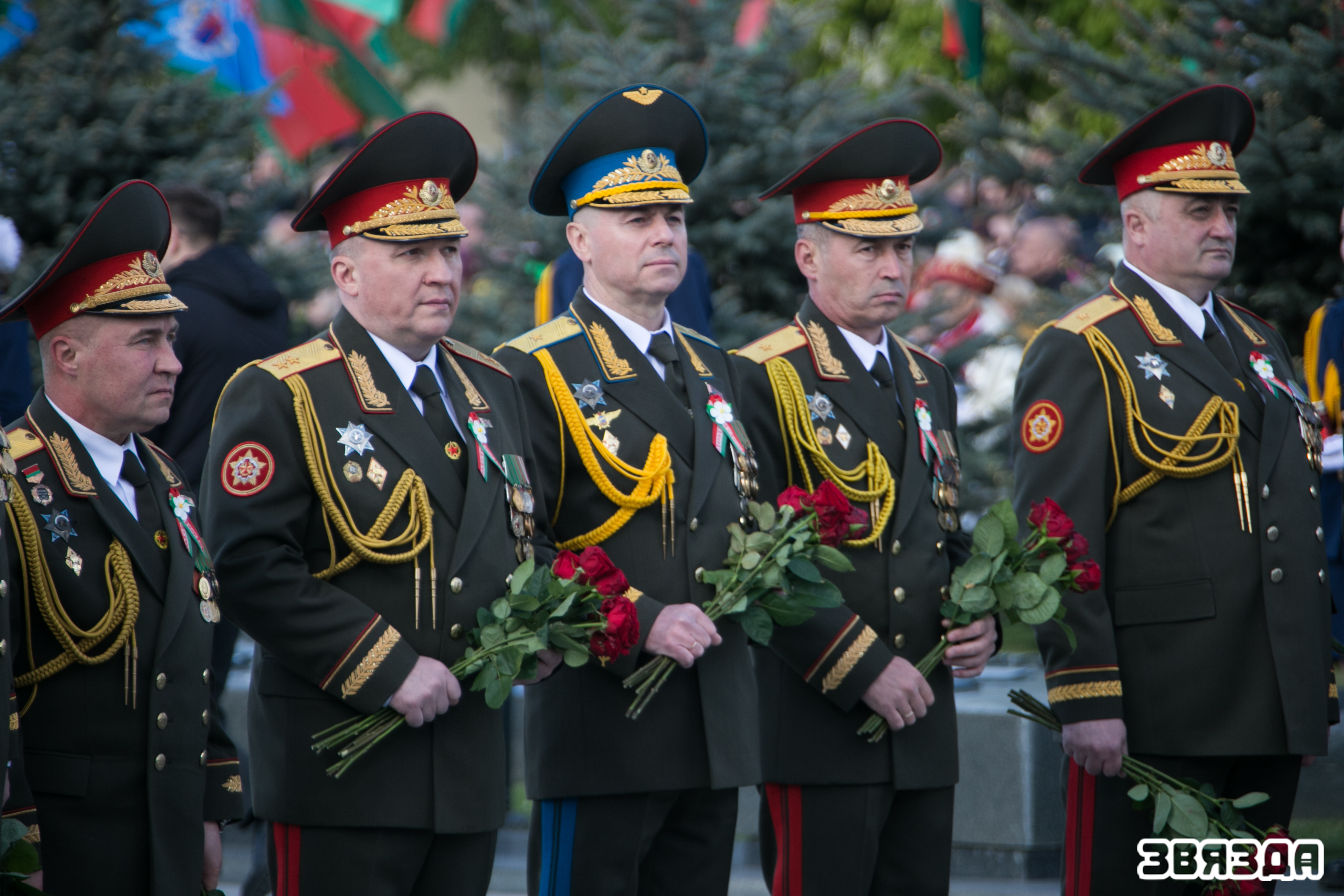Праз 80 гадоў пад мірным небам. Мінчане і госці сталіцы ўскладаюць кветкі да манумента Перамогі