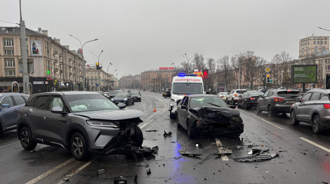 Кіроўца заснуў за рулём: два аўтамабілі сутыкнуліся лоб у лоб у Мінску