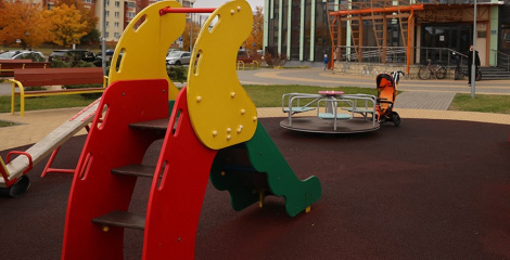 «Утульныя двары нашым дзецям»: у Гродне абнаўляюць гульнявыя пляцоўкі для дзетак