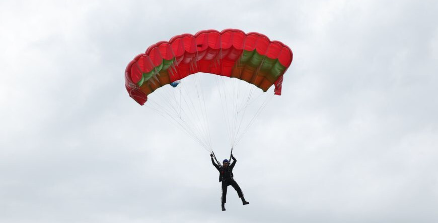 Чэмпіянат сярод ветэранаў парашутнага спорту праходзіць пад Віцебскам