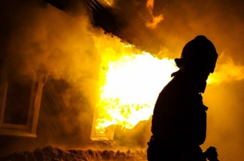 В Дзержинском районе милиционер вынес из пламени женщину-инвалида, предотвратив трагедию