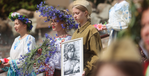 80 вянкоў спусцілі ў Нёман на акцыі «Дзявочы вянок міру» ў Гродне