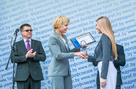 Пасвячэнне ў першакурснікі і адкрыццё аўташколы: у прафсаюзнай ВНУ прайшла ўрачыстая лінейка