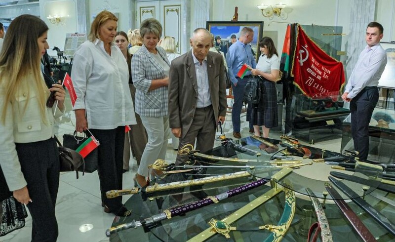 У Палац Незалежнасці завіталі працоўныя калектывы Камітэта дзяржаўнага кантролю і ААТ «Керамін»