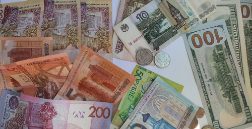 Долар падаражэў, расійскі рубель і юань патаннелі на таргах 14 жніўня