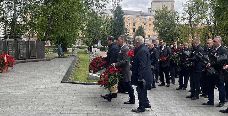 Даніна павагі тым, хто каваў Вялікую Перамогу: Каранкевіч, Яфімаў і Мароз усклалі кветкі на Ваенных могілках