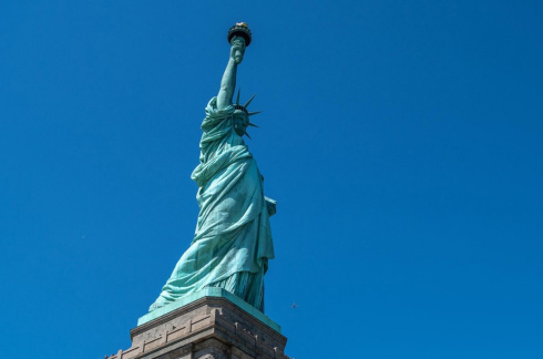 В Бразилии из-за ветра рухнула многометровая копия статуи Свободы