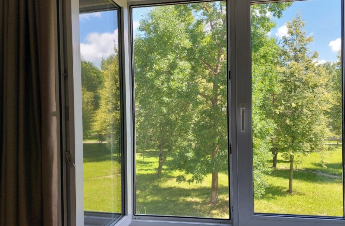 У МУС нагадалі, як абараніць дзяцей ад выпадзення з вокнаў у перыяд летніх канікулаў