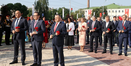 Удзельнікі медыяфоруму ў Гомелі ўсклалі кветкі да памятнага знака ахвярам генацыду