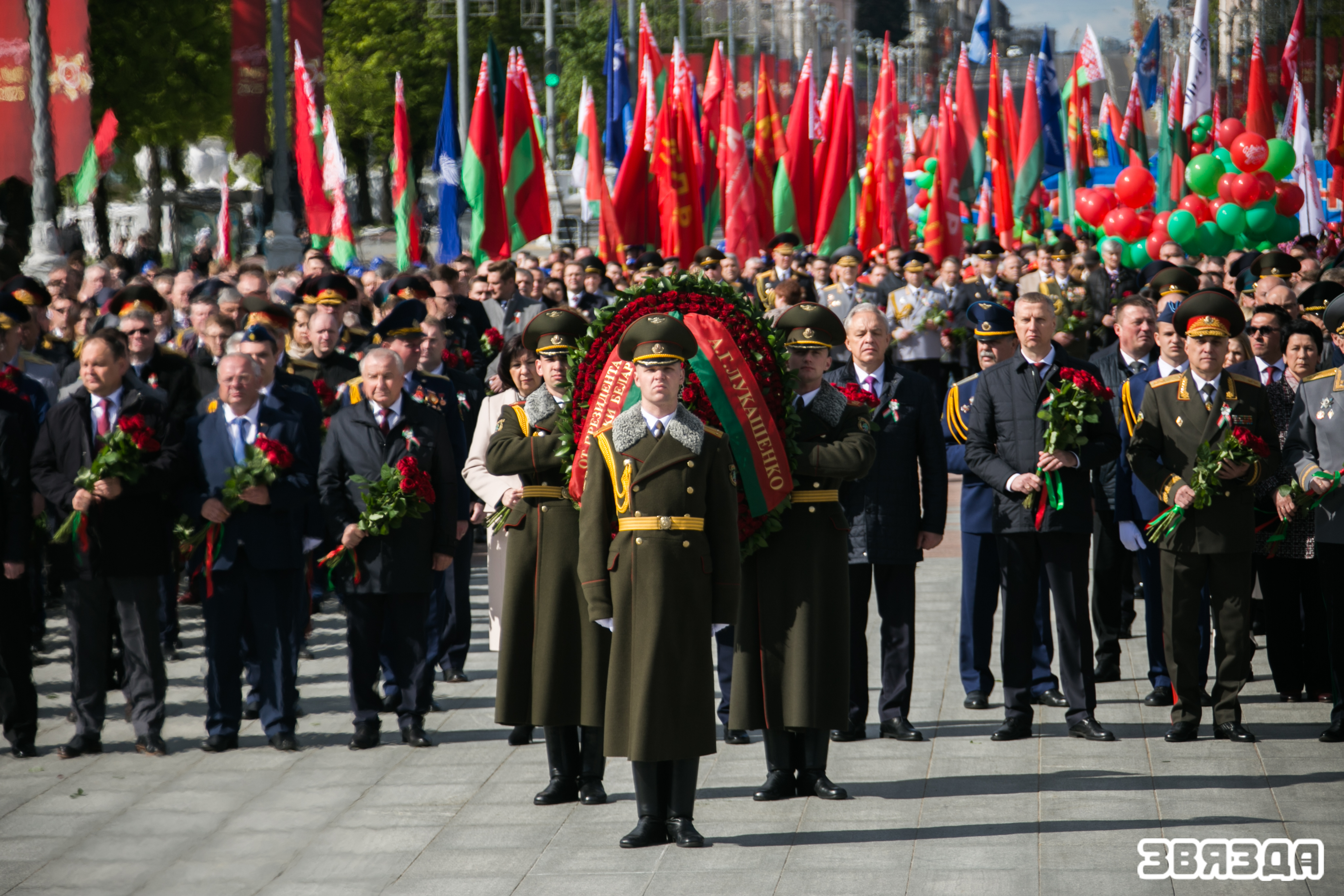 Праз 80 гадоў пад мірным небам. Мінчане і госці сталіцы ўскладаюць кветкі да манумента Перамогі