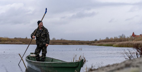 «Раней вырабляў два тыдні, а цяпер — тры дні». Майстар больш за 30 гадоў вырабляе лодкі па старадаўняй тэхналогіі