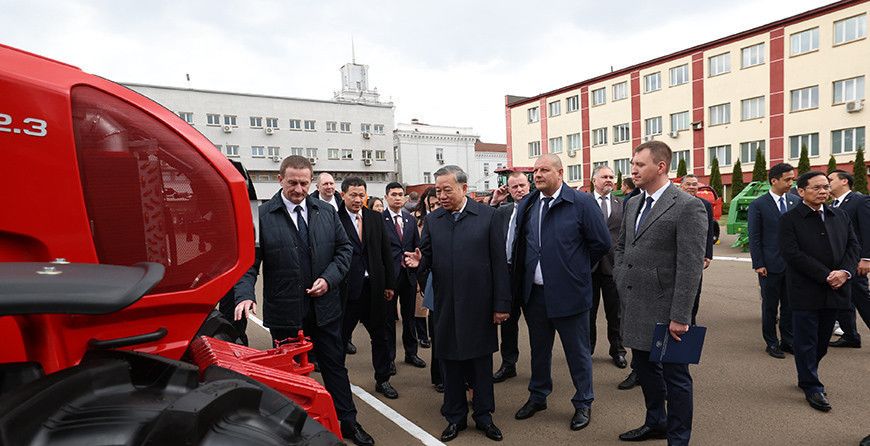 Знакавы праект: в'етнамскія госці азнаёміліся з беларускай тэхнікай
