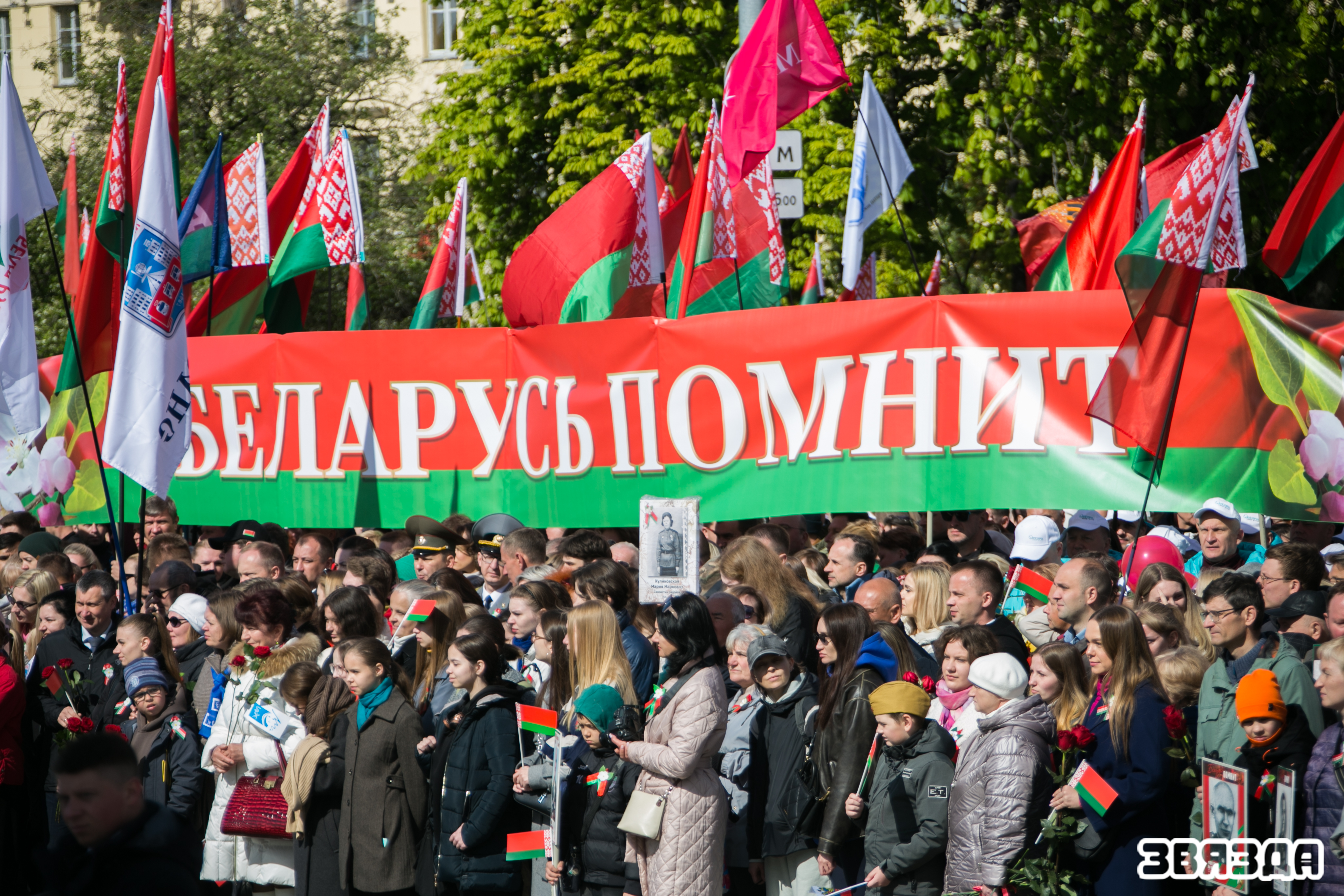 Праз 80 гадоў пад мірным небам. Мінчане і госці сталіцы ўскладаюць кветкі да манумента Перамогі