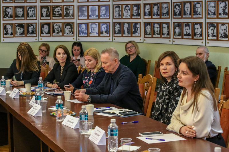 Што зрабіць дзеля таго, каб у афішах тэатраў стала больш беларускага?