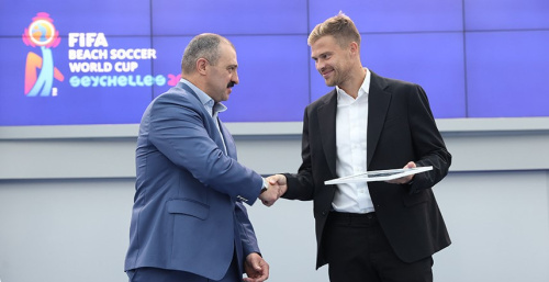 Серебряных призеров чемпионата мира по пляжному футболу чествовали в НОК Беларуси