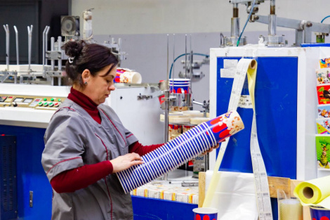 У Ашмянскім раёне пачалі вытворчасць аднаразовага посуду з паперы