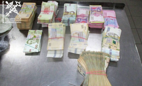Гражданка Украины пыталась вывезти из Беларуси в тайнике более $37 тыс. в эквиваленте