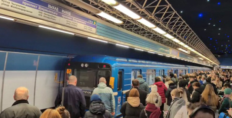 У мінскім метро жанчына ўпала на рэйкі пад састаў, які рухаўся. СК устанаўлівае абставіны яе гібелі