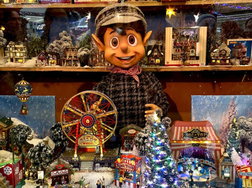 Ещё один торговый центр открыл свою новогоднюю инсталляцию