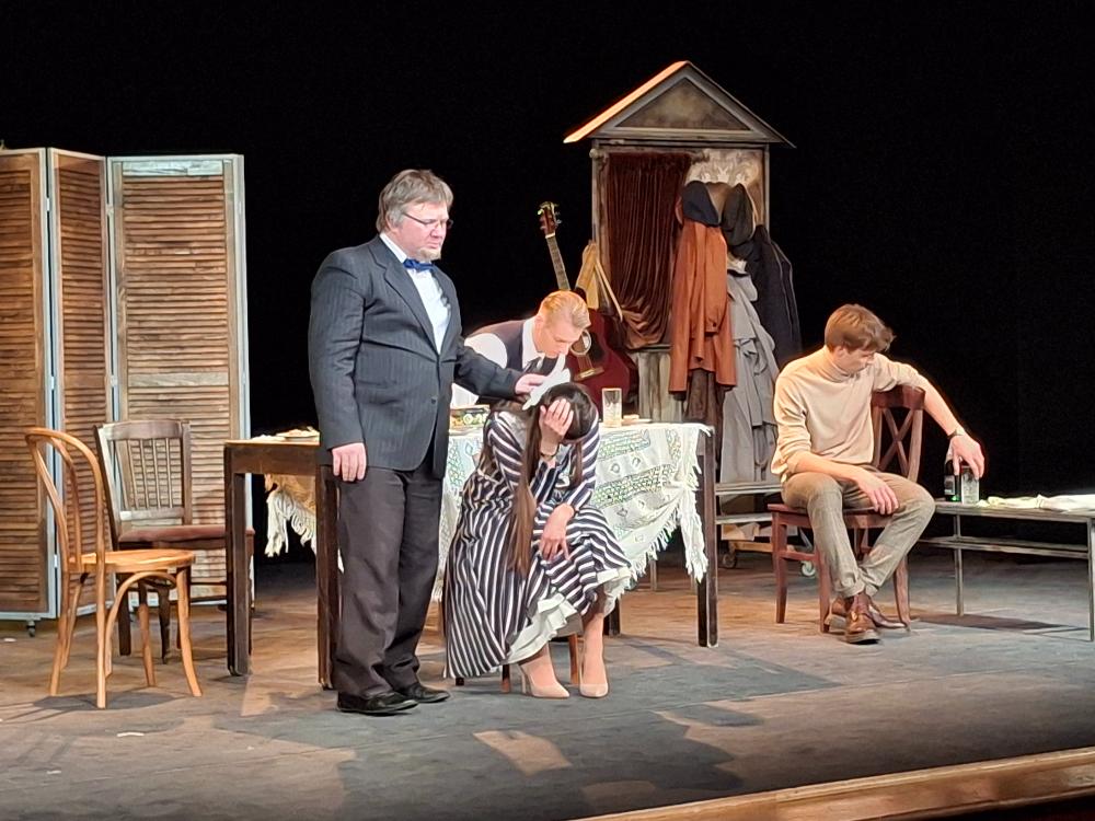 Ці можна прыняць за сына чужога хлопца, адказалі ў маладзёжным тэатры