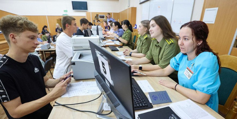 Мінадукацыі: усё больш медалістаў выбіраюць паступленне ў ВНУ на ўмовах мэтавай падрыхтоўкі