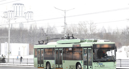 Минчанка «проверяла» пистолет возлюбленного и повредила стекло троллейбуса